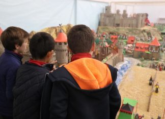 Diversos niños visitan la última muestra de Playmobil en Torrent.