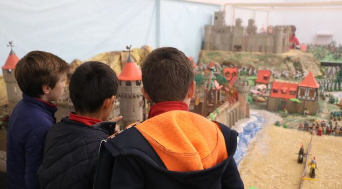L’exposició més gran de Playmobil es prepara per a obrir les seues portes Diversos niños visitan la última muestra de Playmobil en Torrent.