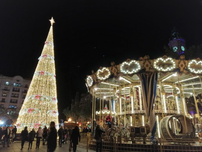 La Plaza del Ayuntamiento de Valencia en Navidad. 