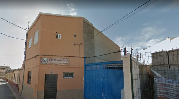 Mor esclafat per un vehicle mentres el reparava Exterior del número 11 de la calle Maestro Eslava de Sax donde se ha producido el incidente con el vehículo