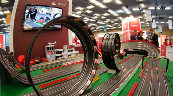 Un scalextric gegant, simuladors i food trucks per a divertir-se durant el pont Feria del Automóvil