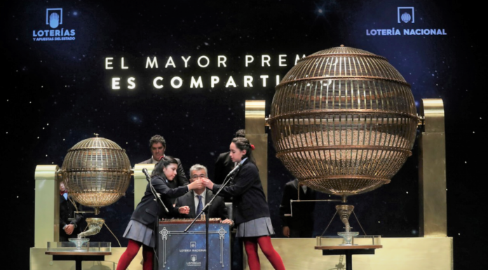 Loteria de Nadal | En quina administració venen el teu dècim favorit i com comprar-lo Los niños de San Ildefonso durante el Sorteo Extraordinario de la Lotería de Navidad.