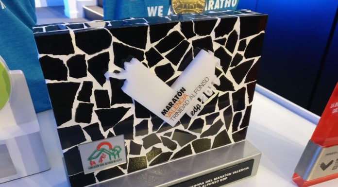 Descobreix les mans que donen forma als trofeus de la Marató