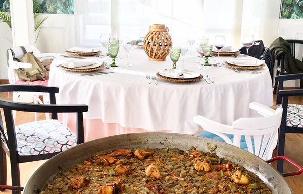 Los orígenes de la paella valenciana y los mejores sitios para probarla en Valencia Imagen de la paella de Finca Maravisa