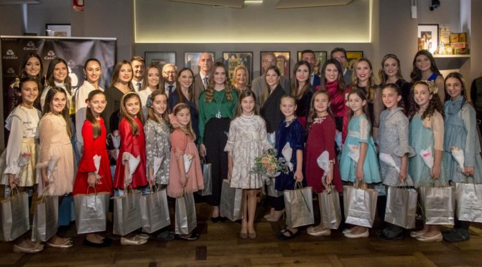 Castillo entregó las peinetas a las máximas representantes de la fiesta fallera Castillo cinceladores