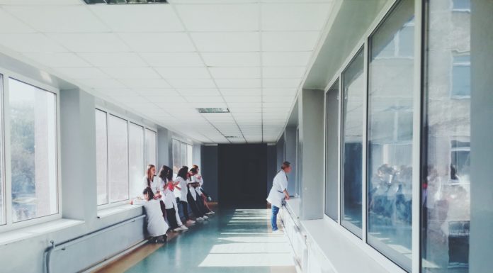 Muere una anciana de 80 años tras caer de una camilla de hospital