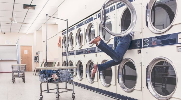 Una mujer mete a su hijo dentro de una lavadora por un despiste