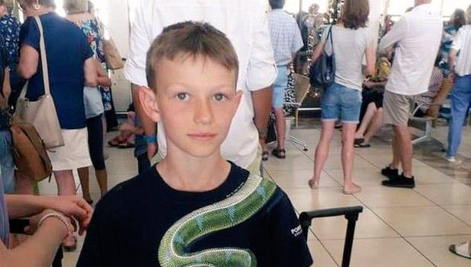 Prohíben a un niño subir a un avión con una camiseta con una serpiente