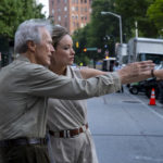 La actriz Olivia Wilde junto a Clint Eastwood en el rodaje de 'Richard Jewell'.