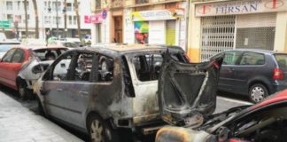 Dos de los coches quemados en el barrio de Ruzafa.