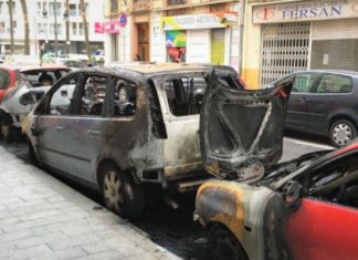Dos de los coches quemados en el barrio de Ruzafa.