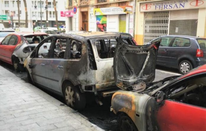 Dos de los coches quemados en el barrio de Ruzafa.