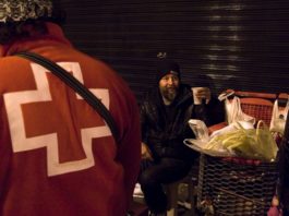 Personal de Cruz Roja atiende a personas sin recursos en las calles de la Comunitat Valenciana por el frío y la borrasca