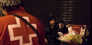 Personal de Cruz Roja atiende a personas sin recursos en las calles de la Comunitat Valenciana por el frío y la borrasca