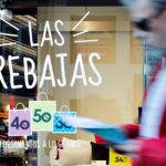 Un hombre pasa ante el escaparate de una tienda que ofrece rebajas de hasta el 50%. EFE/Manuel Bruque