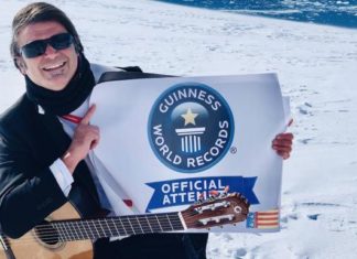 Rafael Serratell posa junto al premio por el récord Guinness en la Antártida.