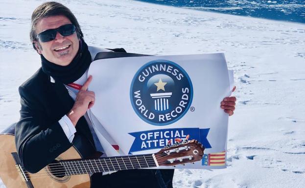 Rafael Serratell posa junto al premio por el récord Guinness en la Antártida.