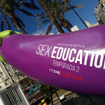 Berenjena de 'Sex Education' instalada en la Plaza del Ayuntamiento.