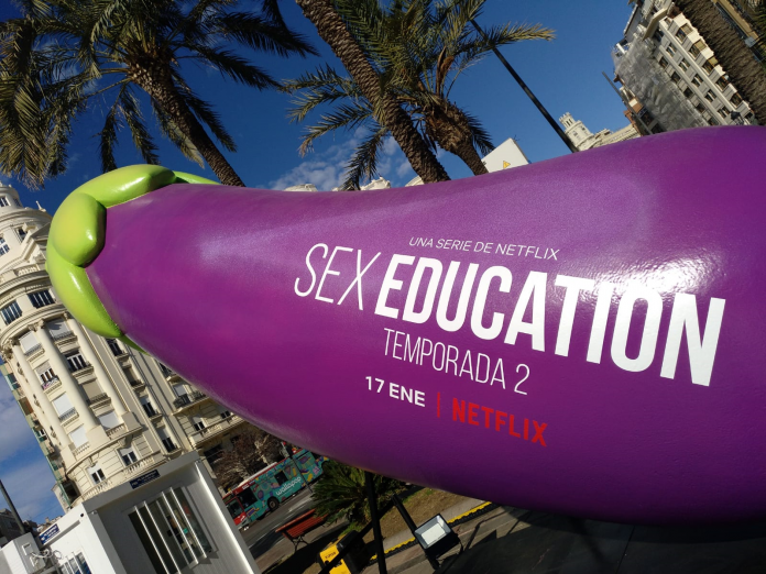 Berenjena de 'Sex Education' instalada en la Plaza del Ayuntamiento.