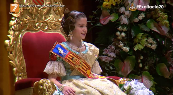 Carla García ya luce la banda de Fallera Mayor Infantil