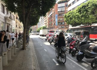 Carril ciclista de la calle Colón de Valencia. / EP