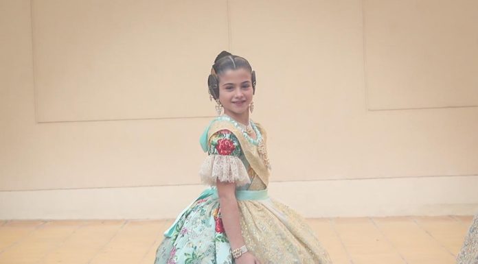 Carla García brilla con un espolín turquesa mar de Menorca