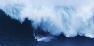 Un surfista supera una ola gigante