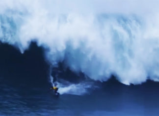 Un surfista supera una ola gigante