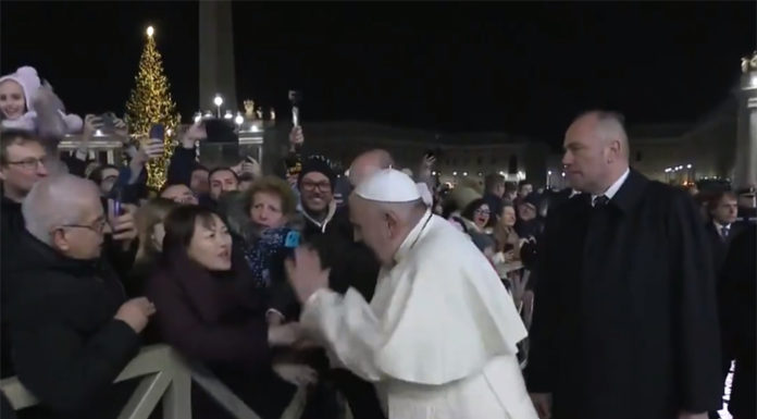Vídeo: El Papa Francisco empieza el año con un incidente El Papa Francisco