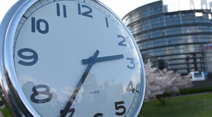 Llega el cambio de hora este fin de semana: cómo nos afecta a la salud y por qué no se elimina España se prepara para su último cambio de hora: ¿Horario de verano o invierno permanente?
