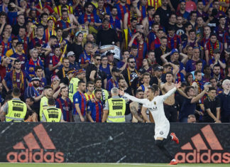 El Valencia CF tras declararse campeón de la Copa del Rey antes el FC Barcelona.