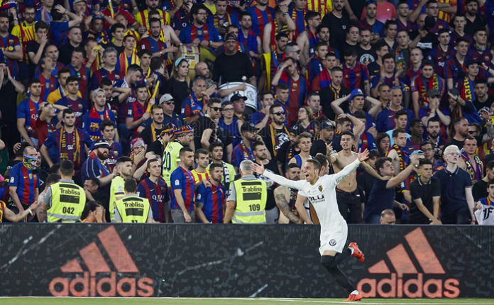 El Valencia CF tras declararse campeón de la Copa del Rey antes el FC Barcelona.