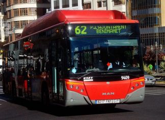 Imagen de uno de los autobuses con u trayectos hasta la Plaza del Ayuntamiento