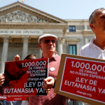 Protesta para despenalizar la eutanasia en el Congreso de los Diputados