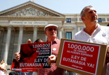 Protesta para despenalizar la eutanasia en el Congreso de los Diputados