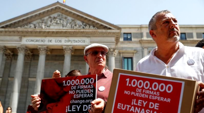 Claus de la llei d’eutanàsia: qui podran sol·licitar-la i quins passos hauran de donar Protesta para despenalizar la eutanasia en el Congreso de los Diputados