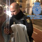 La policía salva la vida de un bebé tras 20 minutos de reanimación en Ruzafa