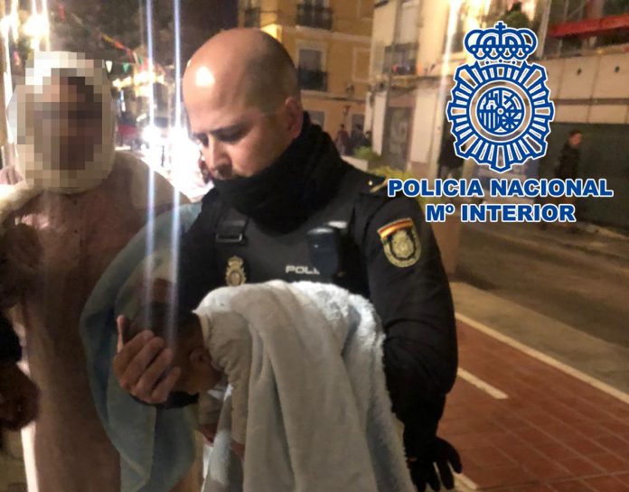 La policía salva la vida de un bebé tras 20 minutos de reanimación en Ruzafa