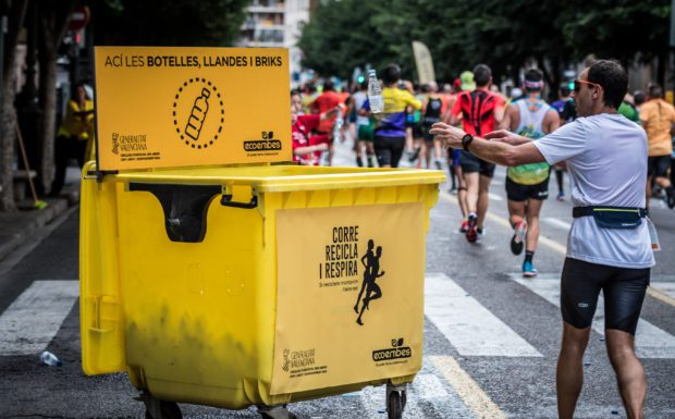 Els valencians reciclem un 15% més que fa un any Reciclaje de envases durante el maratón de Valencia