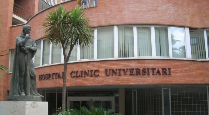 Un home es fa passar per metge i intentar robar un bebè del Clínic Un hombre se hace pasar por médico e intentar robar un bebé del Clínico