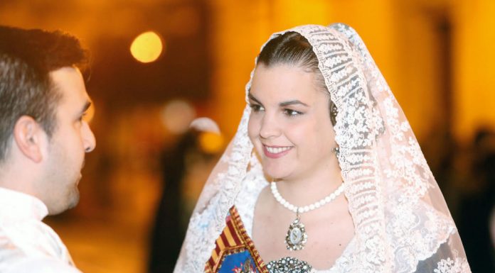 Sandra Gómez con el traje de fallera en la Ofrenda