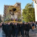 hombres de trono virgen de los dolores coronada