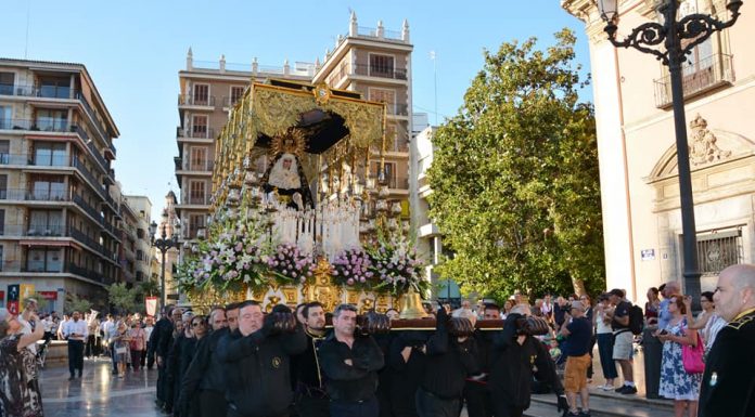 hombres de trono virgen de los dolores coronada