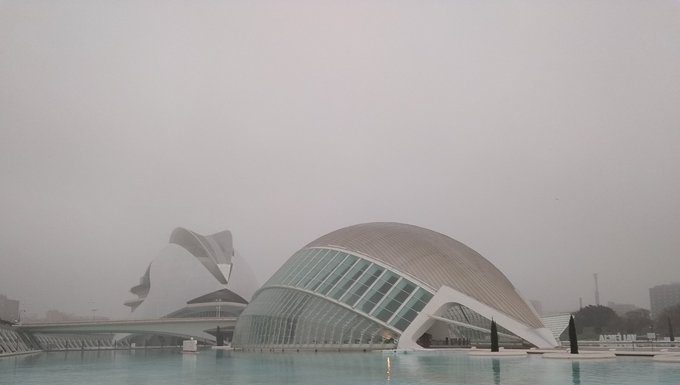 La boira causa incidències en el trànsit de València niebla