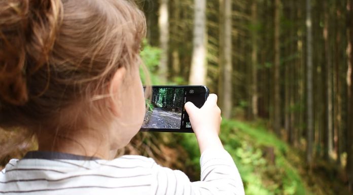 Una niña de 2 años salva la vida a su madre niña
