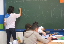 Estudiantes durante una clase de Religión