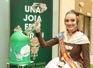 La Fallera Mayor de Valencia luce el primer aderezo de vidrio reciclado hecho por Ecovidrio