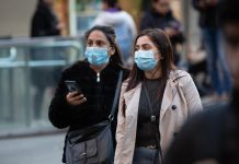 Personas con mascarilla en España por el brote de coronavirus / EUROPA PRESS: DAVID ZORRAKINO