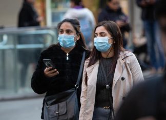 Personas con mascarilla en España por el brote de coronavirus / EUROPA PRESS: DAVID ZORRAKINO