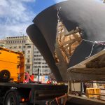 La Falla municipal a su llegada a la Plaza del Ayuntamiento tras la caída.